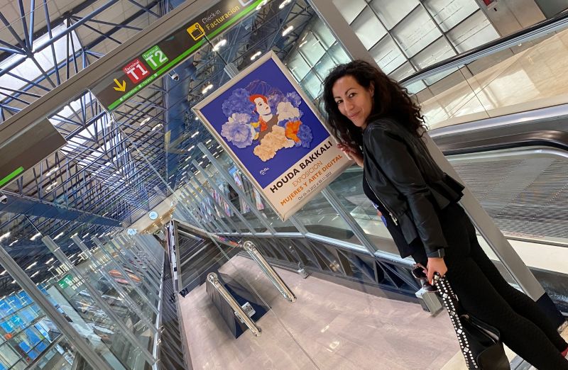 La artista Houda Bakkali muestra Mujeres y Arte digital de la artista expuesta en la T-2 del aeropuerto de Madrid Barajas en octubre-noviembre de 2022 (Foto cedida) 01 031122