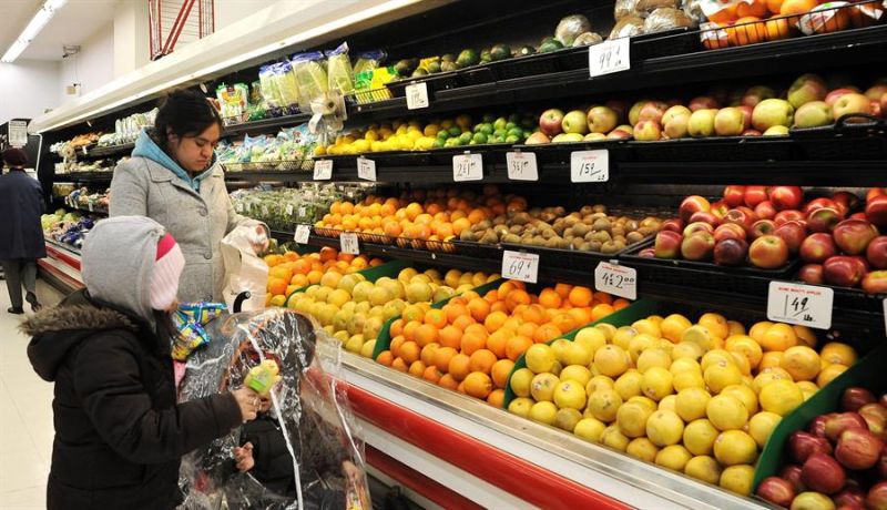Una mujer compra frutas en un supermercado de Brooklyn, en una fotografía de archivo.
