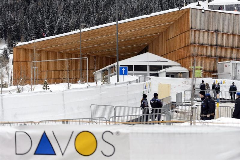 Miembros de las fuerzas de seguridad suizas se congregan en la sede del Foro Económico Mundial en Davos, Suiza.