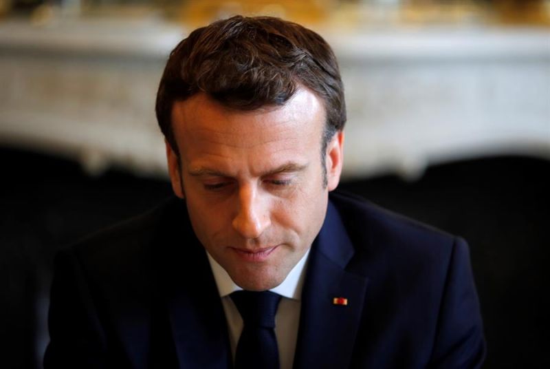 El presidente francés, Emmanuel Macron, en la reunión que mantuvo con representantes de la asociación ''Remember'', integrada por supervivientes del genocidio en Ruanda, en el palacio del Elíseo en 2019.