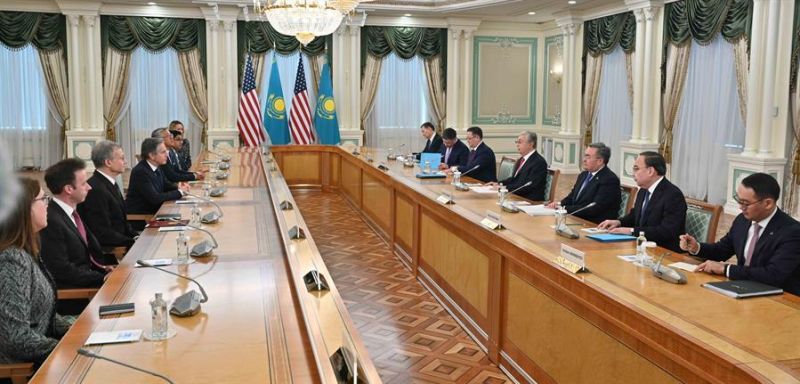 Vista general del encuentro entre el presidente de Kazajistán, Kasim-Yomart Tokáyev (3° der) y el secretario de Estado estadounidense, Antony Blinken (4i). EFE / Presidencia de Kazajstán 01 010323
