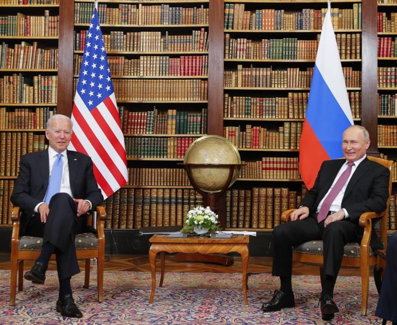 Los presidentes de Estados Unidos, Joe Biden (d), y de Rusia, Vladímir Putin - 160621
