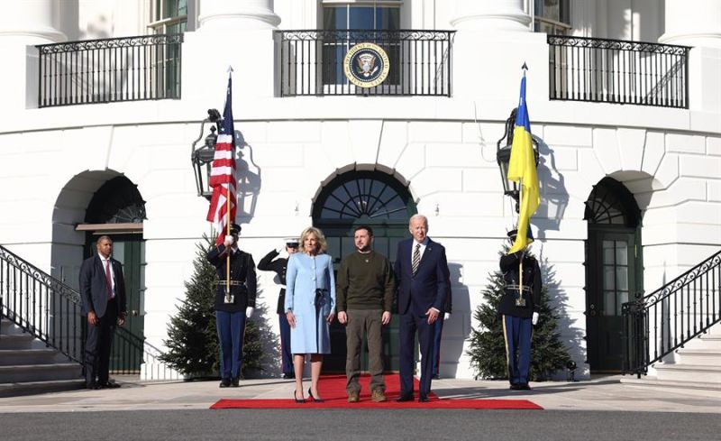 El presidente de Estados Unidos, Joe Biden, y la primera dama, Jill Biden, dan la bienvenida al presidente ucraniano Volodímir Zelenski (C) al jardín sur de la Casa Blanca Washington, DC, EE.UU. 01 221222