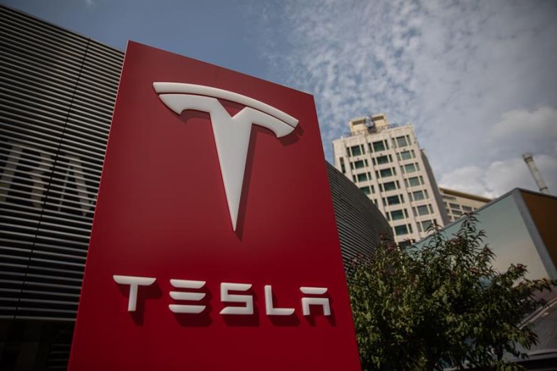 Vista del logotipo de la compañía estadounidense Tesla, en una fotografía de archivo. 01 010323