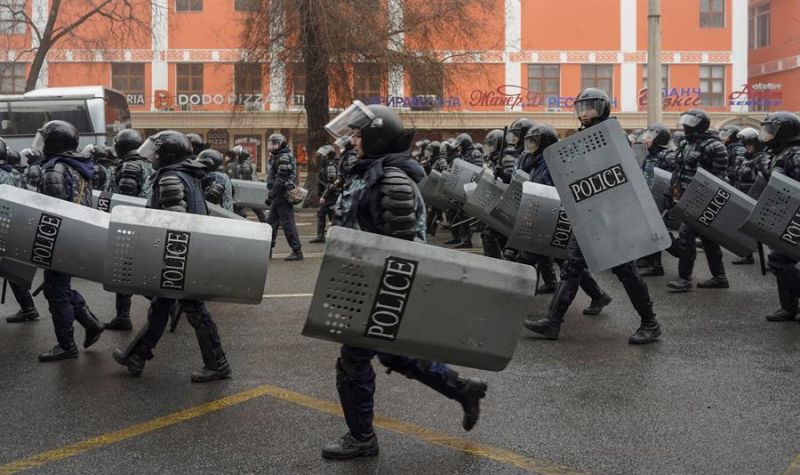 Policías antidisturbios vigilan una calle durante las manifestaciones por la subida de los precios de la energía en Almaty, Kazajstán.