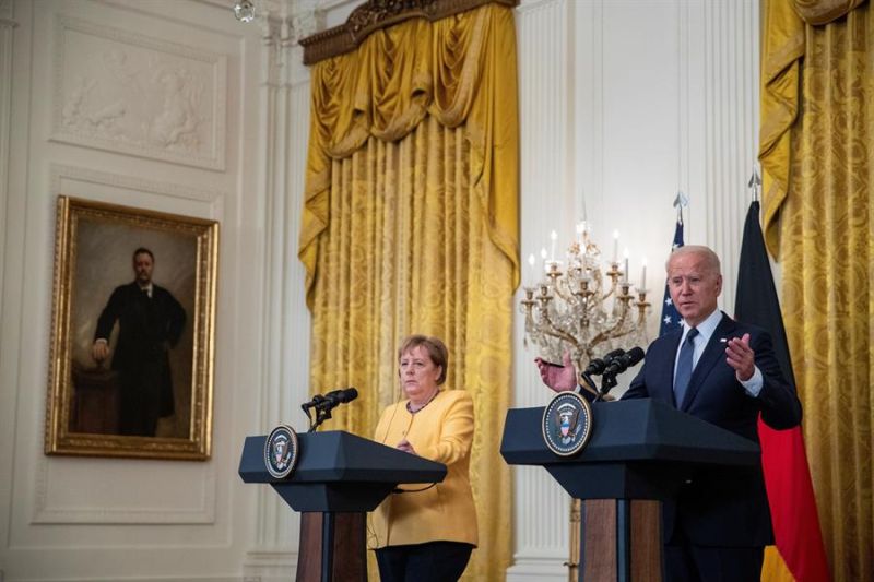 El presidente de EE.UU, Joe Biden (d), y la canciller alemana, Angela Merkel (i), participan en una rueda de prensa tras sostener una reunión, este 15 de julio de 2021, en la Casa Blanca, en Washington.