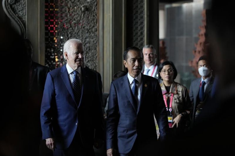 El presidente estadounidense Joe Biden y el indonesio Joko Widodo durante la cumbre del G20 en Bali.  01 151122