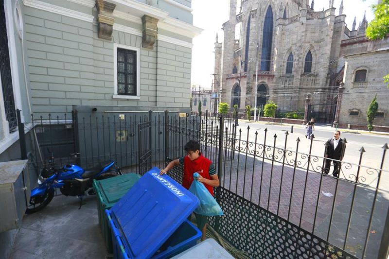 Fotografía de archivo de una persona separando los residuos en contenedores EFE/Francisco Guasco 01 201223