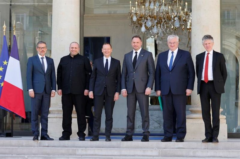 El asesor diplomático del presidente francés, Emmanuel Bonne (3I), posa con el jefe de gabinete del presidente de Ucrania, Andriy Yermak, el ministro de Relaciones Exteriores Andrí Sibiga (2D), el ministro de Defensa, Rustem Umérov (2I), 01170425