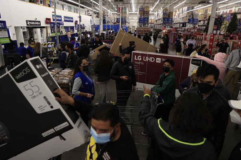 Fotografía de archivo de consumidores realizando compras en tiendas departamentales, durante el ""Fin irresistible"" como parte del inicio del El Buen Fin, en la Ciudad de México (México).