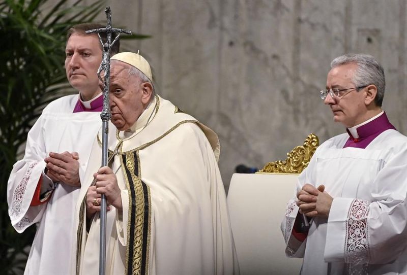 El papa Francisco dirige la misa de Epifanía por los Reyes Magos en la Basílica de San Pedro, Ciudad del Vaticano, el 6 de enero de 2023. 01 060123