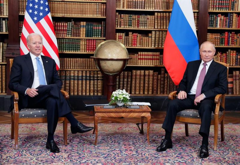 Joe Biden (i) y Vladimir Putin (d), en una imagen de archivo.
