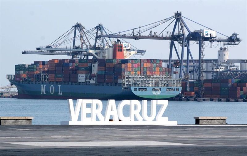 Fotografía de archivo fechada el 27 de agosto de 2019 que muestra a un contenedor en el Puerto de Veracruz (México).