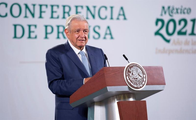 Fotografía cedida hoy por la presidencia de México del presidente Andrés Manuel López Obrador durante una rueda de prensa en Palacio Nacional, de la Ciudad de México (México).