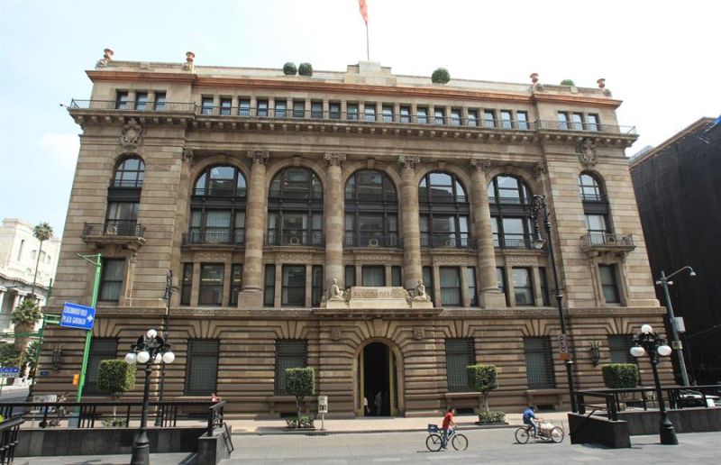 Vista general del edificio del Banco Nacional de México.
