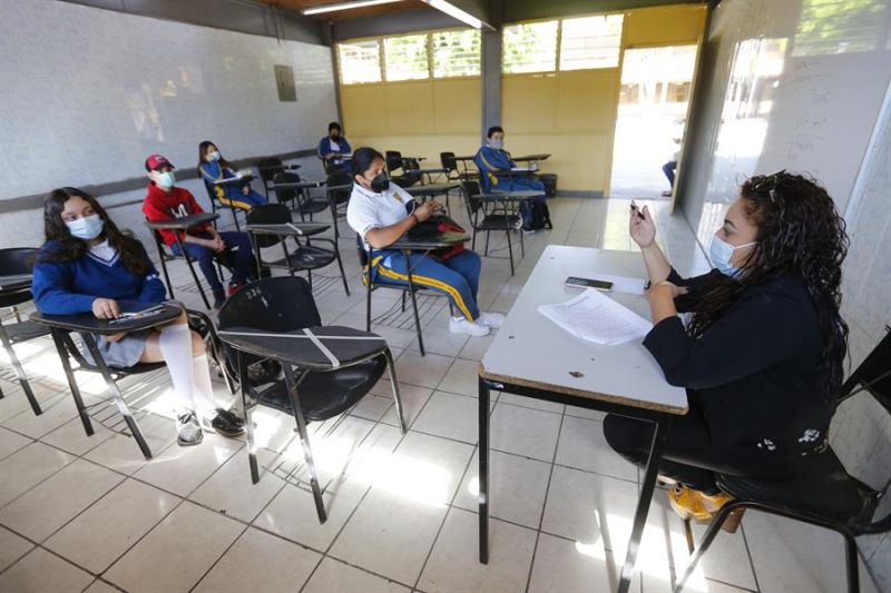 Fotografía de archivo en la que se observa a un grupo de estudiantes y profesores de regreso a clases presenciales, en la ciudad de Zapopan, estado de Jalisco (México). 