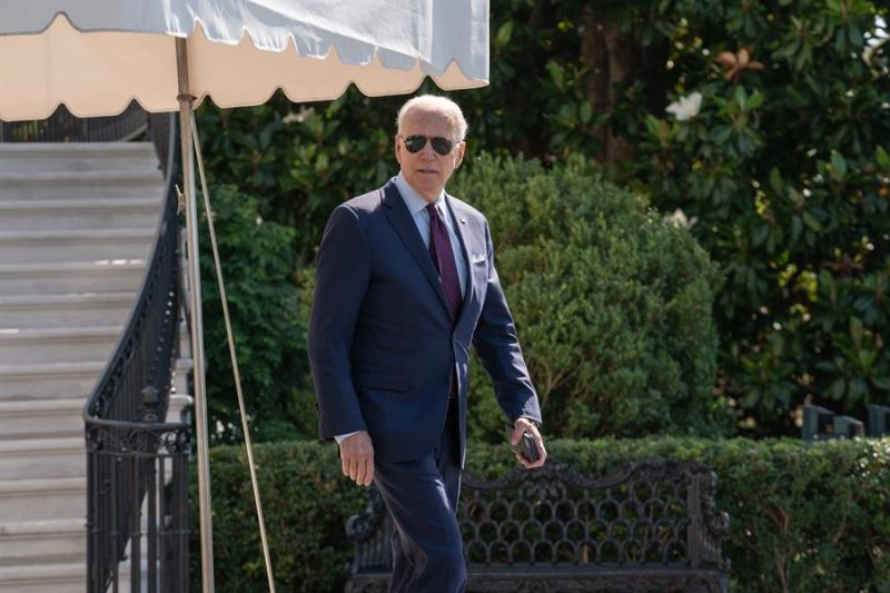 El presidente de EE.UU., Joe Biden, camina para abordar el Marine One, este 29 de junio de 2021, en la Casa Blanca, Washington.