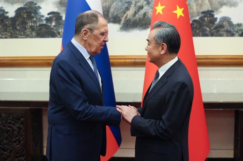 Lavrov dice que Putin se reunirá con Xi "mañana, pasado mañana" en Pekín 01 161023