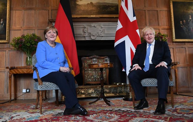 El primer ministro británico, Boris Johnson, y la canciller alemana, Angela Merkel.