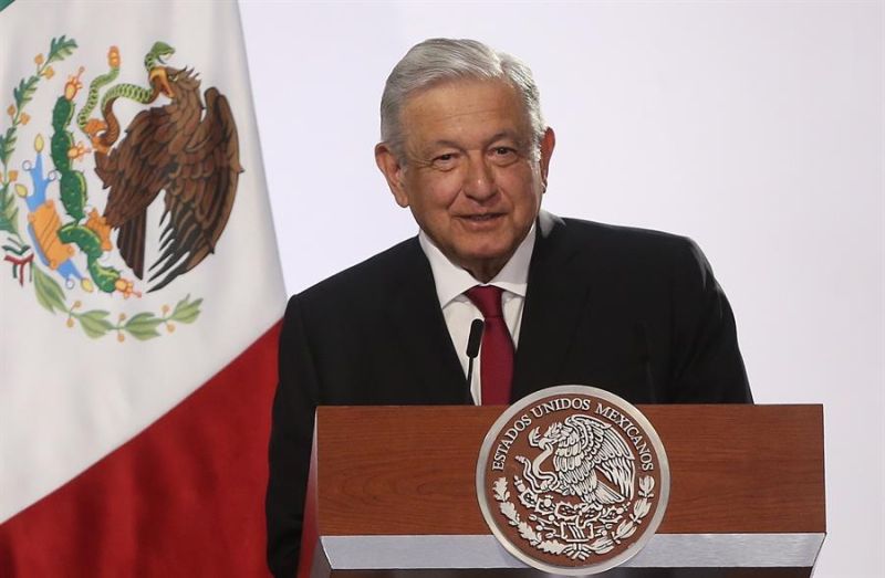 El presidente de México, Andrés Manuel López Obrador, rinde honores patrios este miércoles, durante su tercer informe de gobierno, en Palacio Nacional de la Ciudad de México.