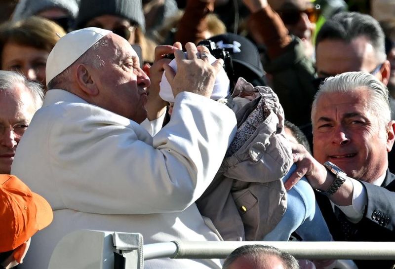 El papa Francisco durante la audiencia general celebrada en la plaza de San Pedro. EFE/EPA/ETTORE FERRARI 01 290323