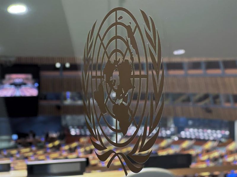 El logotipo de las Naciones Unidas tiene como telón de fondo la Asamblea General, en una imagen de archivo. 01 250123