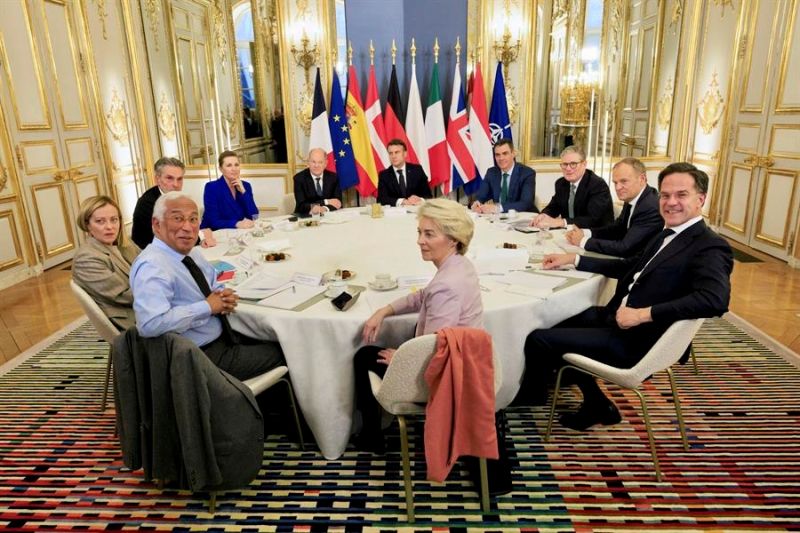 Los principales líderes europeos, como el canciller alemán, Olaf Scholz; el presidente del Gobierno español, Pedro Sánchez (c-d); y los primeros ministros de Países Bajos, Dick Schoof; de Polonia, Donald Tusk, y de Italia, Giorgia Meloni (i), Macron 01190