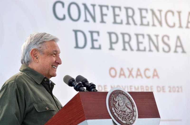 Fotografía cedida hoy, por la presidencia de México, del mandatario mexicano, Andrés Manuel López Obrador, durante una rueda de prensa en el estado de Oaxaca (México).
