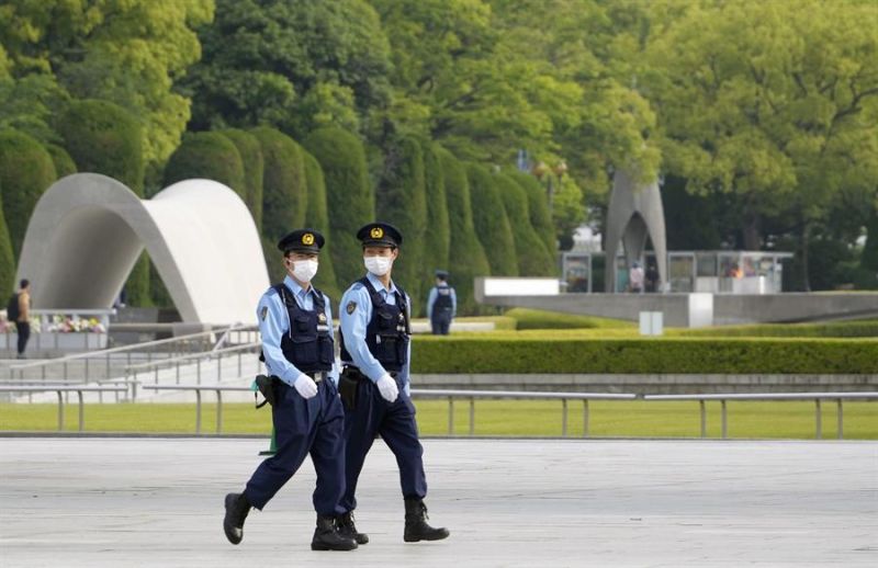 La policía patrulla en el Parque Conmemorativo de la Paz de Hiroshima antes de la cumbre del G7 en Hiroshima, oeste de Japón, el 18 de mayo de 2023. EFE/EPA/FRANCK ROBICHON 01 180523