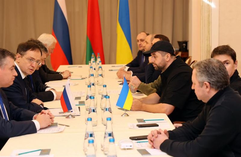 Imagen facilitada por la agencia bielorrusa BelTA de las negociaciones para un alto el fuego que han iniciado este lunes delegaciones de Rusia (i) y Ucrania, en el Palacio Rumyantsev-Paskevich, en la región bielorrusa de Gomel. 01 280222