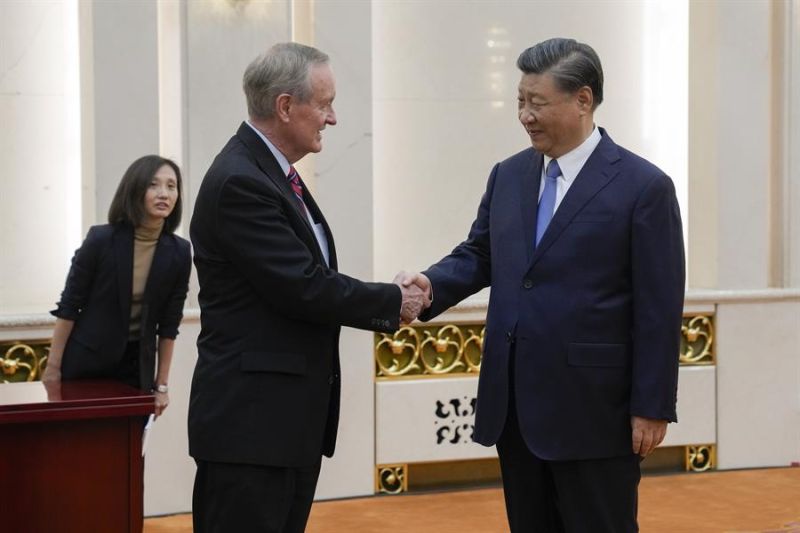 El senador estadounidense Mike Crapo saluda al presidente chino, Xi Jinping, este lunes en Pekín. EFE/EPA/Andy Wong / POOL 01 091023