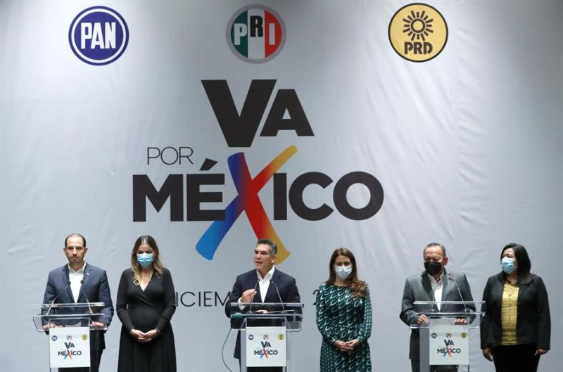 Presidente Nacional del PAN, Marko Cortés (i-d), secretaria general Cecilia Patron, presidente nacional del PRI, Alejandro Moreno, secretaria general, Carolina Viggiano, el presidente nacional del PRD, Jesús Zambrano y secretaria general Alejandra Díaz.