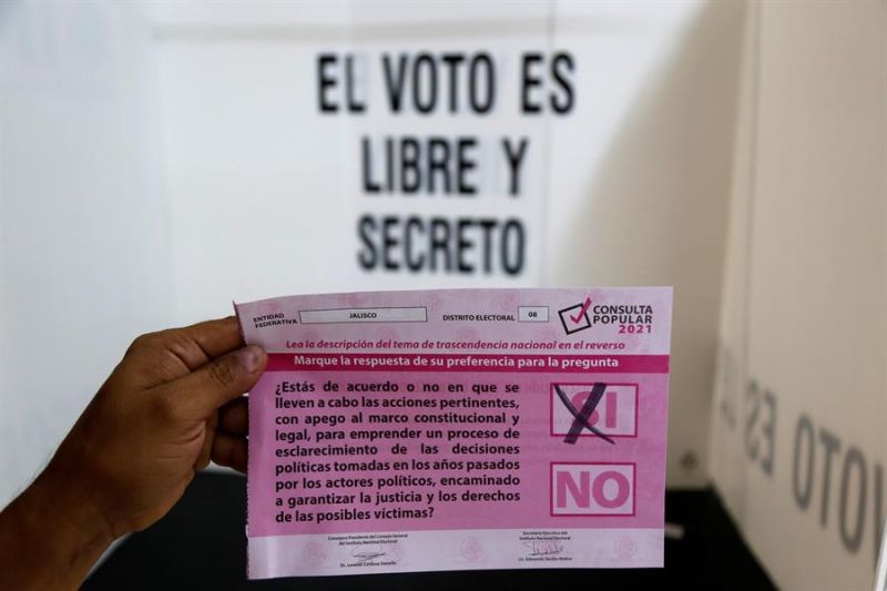 Una persona muestra la papeleta en la que ha marcado "SI" a la pregunta de la consulta popular 2021 sobre juicios a expresidentes mexicanos ayer, en Guadalajara (México). 