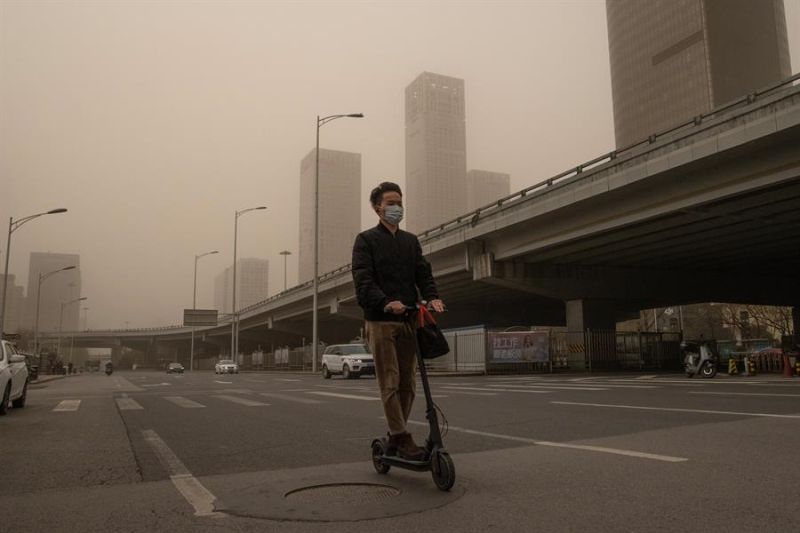 Humo y contaminación en una calle central de Pekín.