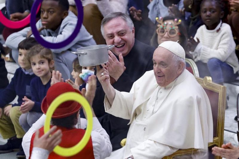 El papa participa en un espectáculo de magia con niños este domingo en el Vaticano. 01 191222