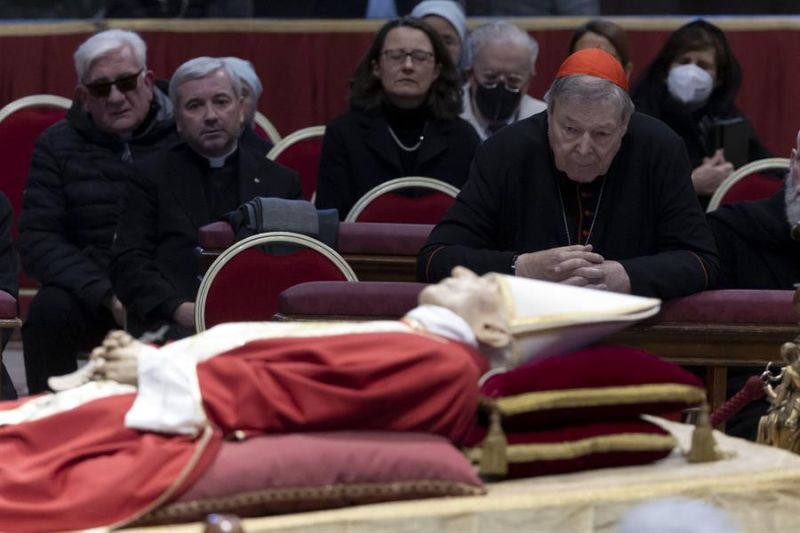 Un cardenal reza en la capilla ardiente por el papa emérito Benedicto XVI. 01 040123