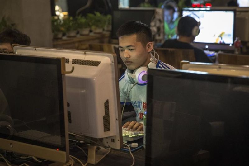 Un hombre utiliza una computadora en un cibercafé en Pekín (China).
