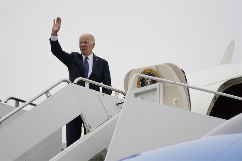 El presidente de Estados Unidos, Joe Biden, fue registrado este lunes al abordar el Air Force One, en la base de la Guardia Nacional Aérea de Delaware, en New Castle (Delaware, EE.UU.). 