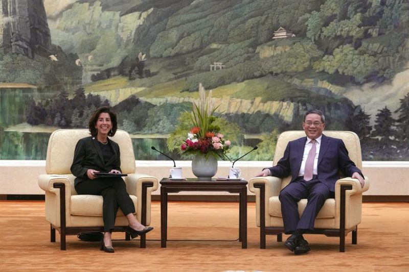 La secretaria de Comercio de Estados Unidos, Gina Raimondo (i), y el primer ministro chino, Li Qiang, durante su reunión en el Gran Salón del Pueblo en Pekín. EFE/EPA/ANDY WONG/POOL 01 290823