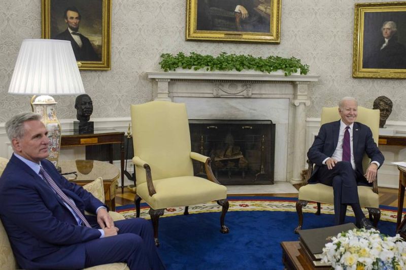 El presidente de la Cámara de Representantes de los Estados Unidos, Kevin McCarthy (izq.), se reúne con el presidente de los Estados Unidos, Joe Biden (der.), en una fotografía de archivo. EFE/EPA/Bonnie Cash 01 220523