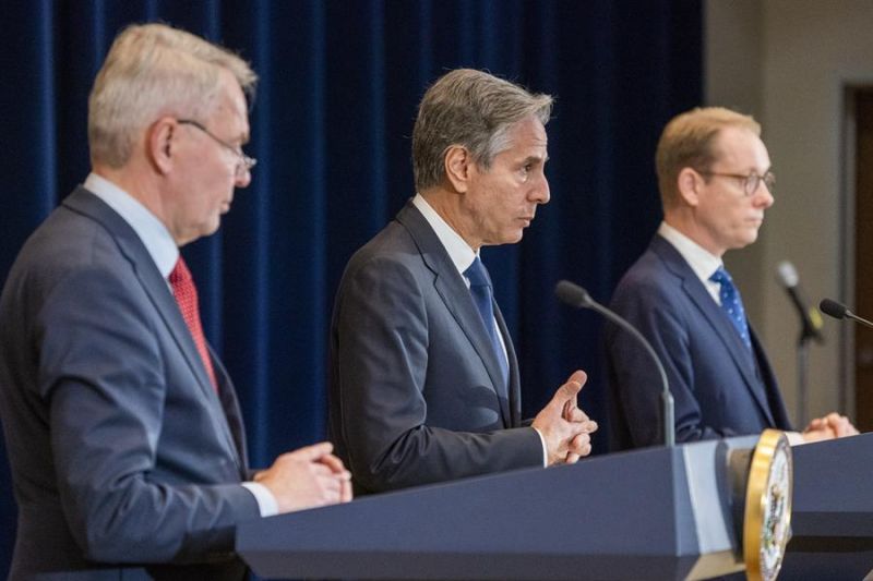 (I-D) El Ministro de Relaciones Exteriores de Finlandia, Pekka Haavisto, el Secretario de Estado de los Estados Unidos, Antony Blinken, y el Ministro de Relaciones Exteriores de Suecia, Tobias Billstroem, este 8 de diciembre de 2022. 01 091222