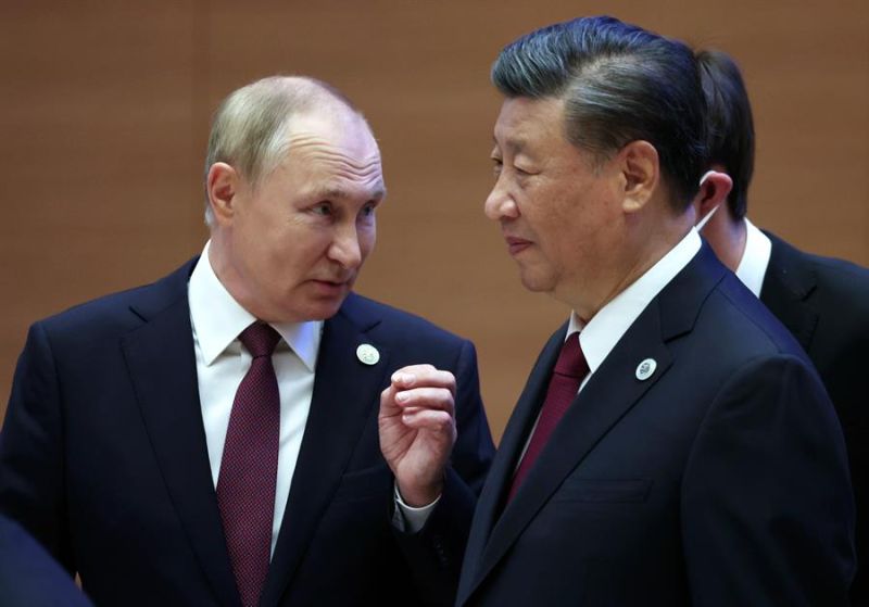 Foto de archivo del presidente ruso Vladimir Putin (I) y el presidente chino, Xi Jinping (D). EFE/EPA/SERGEI BOBYLEV/SPUTNIK/KREMLIN POOL 01 230223