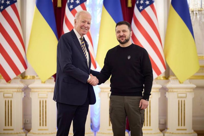 Imagen cedida por el Gobierno de Ucrania del presidente de Estados Unidos, Joe Biden, y su homólogo ucraniano, Volodimir Zelenski. EFE/EPA 01 200223