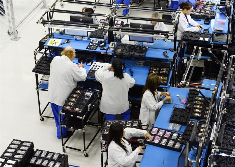 Vista de unos trabajadores en una fábrica estadounidense de celulares, en una fotografía de archivo.  01 160822