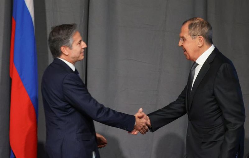 El ministro de Exteriores ruso, Serguéi Lavrov,(d) y el secretario de Estado de EEUU, Antony Blinken, (i) durante su encuentro en Estocolmo, en el marco de la reunión de la OSCE.
