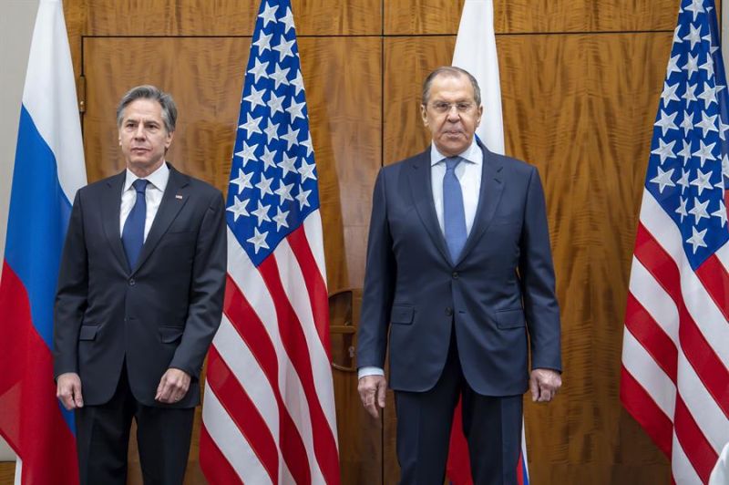 El secretario de Estado de EEUU, Antony Blinken (i) y el ministro ruso de Asuntos Exteriores, Sergei Lavrov (d) posaban para los medios de comunicación antes de su reunión en Ginebra, el pasado 21 de enero.