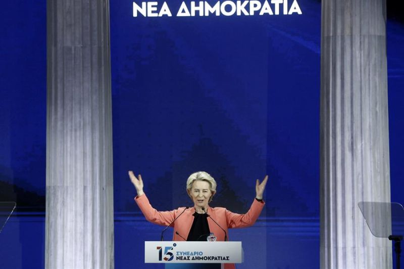 La actual presidenta de la Comisión Europea, Ursula von der Leyen, candidata del Partido Popular Europeo para repetir en el cargo, durante su intervención en el XV Congreso de Nueva Democracia en Atenas, Grecia, el 7 de abril de 2024. EFE/EPA/YANNIS KOLES