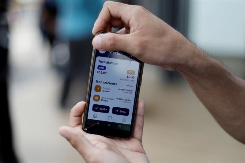 Vista de un móvil con la aplicación Chivo Wallet, con la que se realizan transacciones con bitcoins.