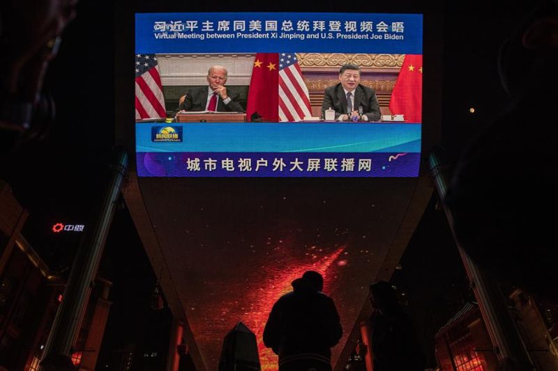 Imagen de archivo de una pantalla grande que muestra al presidente estadounidense Joe Biden (izq) y al presidente chino Xi Jinping. EFE/EPA/ROMAN PILIPEY 01 101123