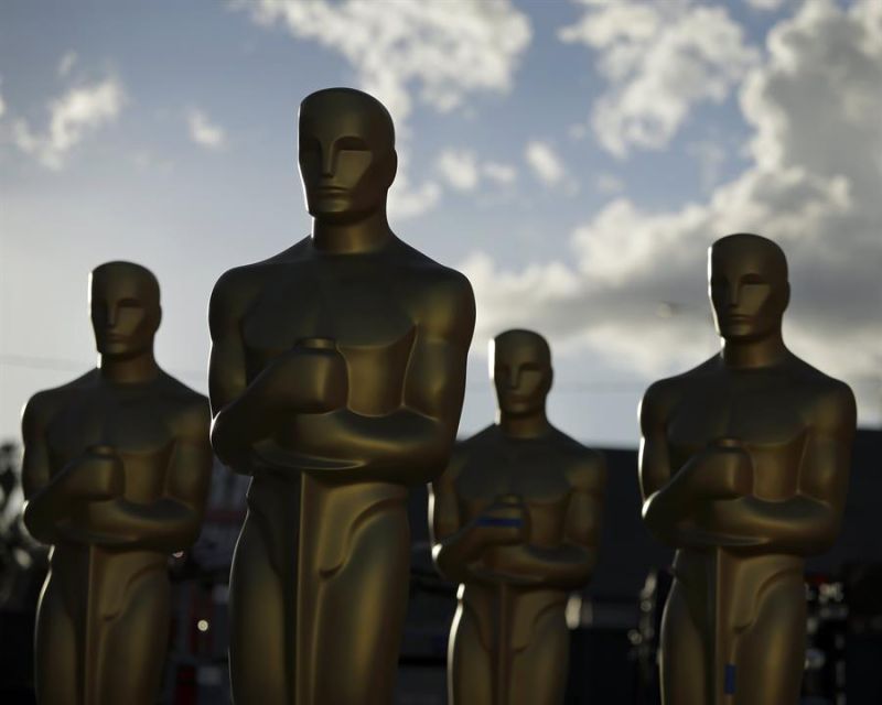 Estatuas de los Oscar durante los preparativos para la entrega de los Premios de la Academia en Hollywood.